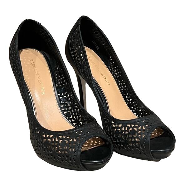 Badgley Mischka Leather Lasercut Accents Black Pumps Size 8.5 M - Picture 2 of 16